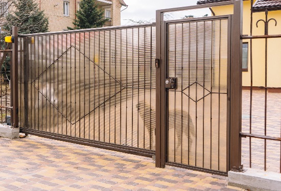 Купить ворота из профлиста с элементами ковки, с металлическими столбами в рамке или под дерево в Полевском от 152625 руб